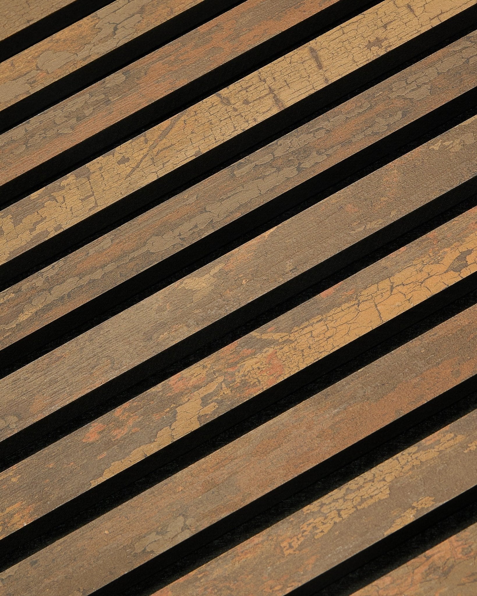 Nærbillede af WoodUpp Rebel Akupanel i Oxide Copper, 240x60 cm, som viser et lineært Akustikpanel lameldesign med smalle mellemrum for forbedret lydabsorption.